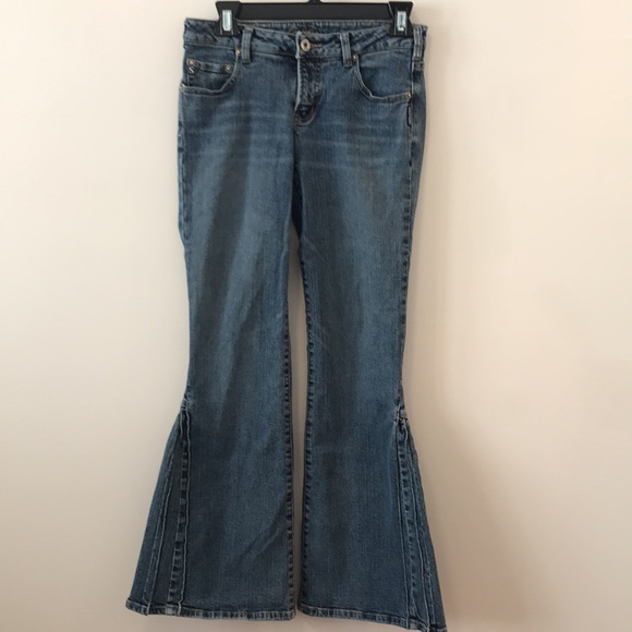 Silver jeans. Low rise with a fan detail on legs. Great stretch fabric. - Picture 13 of 15